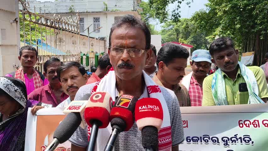 ବାରିପଦା ସଦର: ଧାନ ଅନଲାଇନ ଟୋକନ ପାଇବାରେ ଅନିଶ୍ଚିତତା; ମୁଖ୍ୟମନ୍ତ୍ରୀଙ୍କ ଉଦ୍ଦେଶ୍ୟରେ ନବନିର୍ମାଣ କୃଷକ ସଂଗଠନର ଜିଲ୍ଲାପାଳଙ୍କୁ ବାରିପଦାରେ ଦାବପତ୍ର ପ୍ର