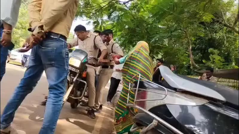 शिवपुरी नगर: शिवपुरी कोर्ट परिसर के बाहर पति-पत्नी में मारपीट, पुलिस ने पति को हिरासत में लिया