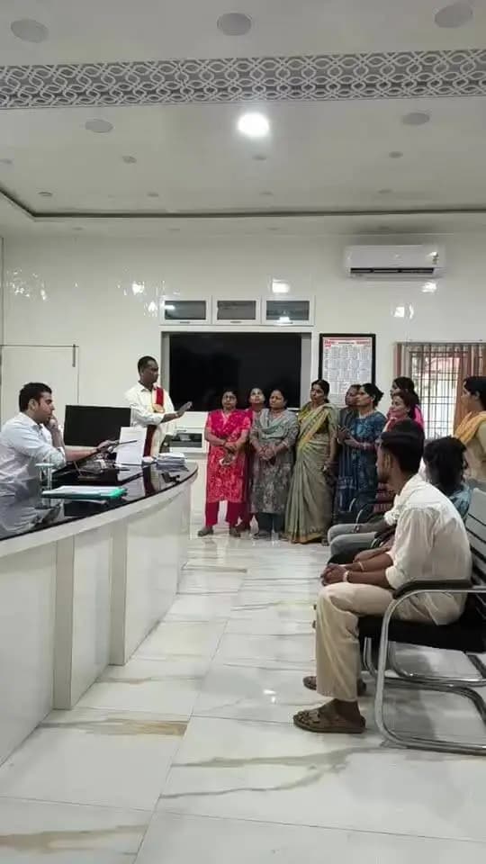 जिला पदाधिकारी श्री रिची पांडेय के द्वारा सात निश्चय कार्यक्रम के तहत ‘सबका सम्मान–जीवन आसान’ के अंतर्गत जनता दरबार का आयोजन।