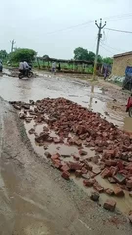 हाटा नगर पंचायत के अधिकारी आटो ,टोटा वाहन चालकों द्वारा आंदोलन का कर रहे इंतजार।