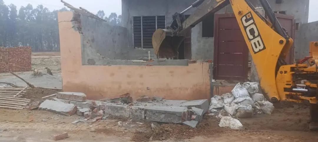 रोहतक: जिला प्रशासन का अवैध निर्माणों पर तोड़-फोड़ अभियान जारी