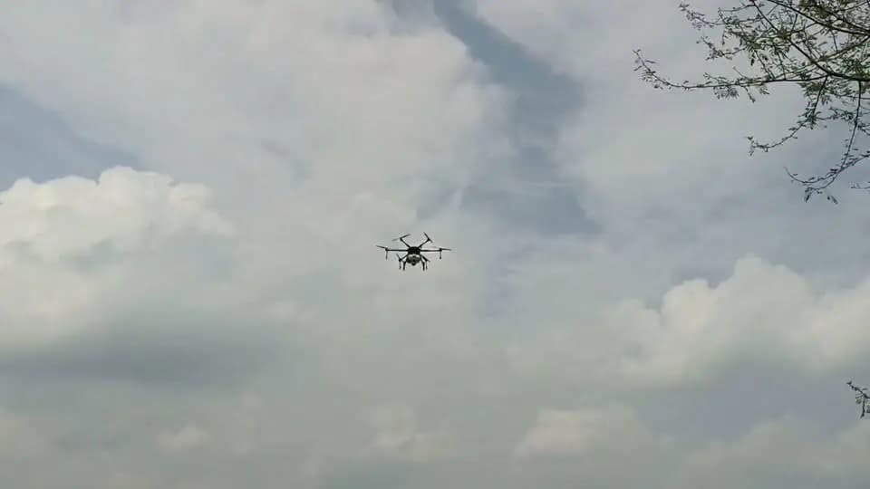 🚁 तकनीक के साथ सशक्त होती नारी शक्ति
ग्राम बरखेड़ा गिर्द में केंद्रीय मंत्री श्री Jyotiraditya M Scindia ने नमो ड्रोन दीदी किरण अहिरवार के ड्रोन उड़ाने का प्रदर्शन देखा।
#Guna CM Madhya Pradesh Dr Mohan Yadav Jansampark Madhya Pradesh Gwalior Commissioner Panchayat, Rural Development and Social Welfare Department of Madhya Pradesh Aajeevika - National Rural Livelihood Mission (NRLM)