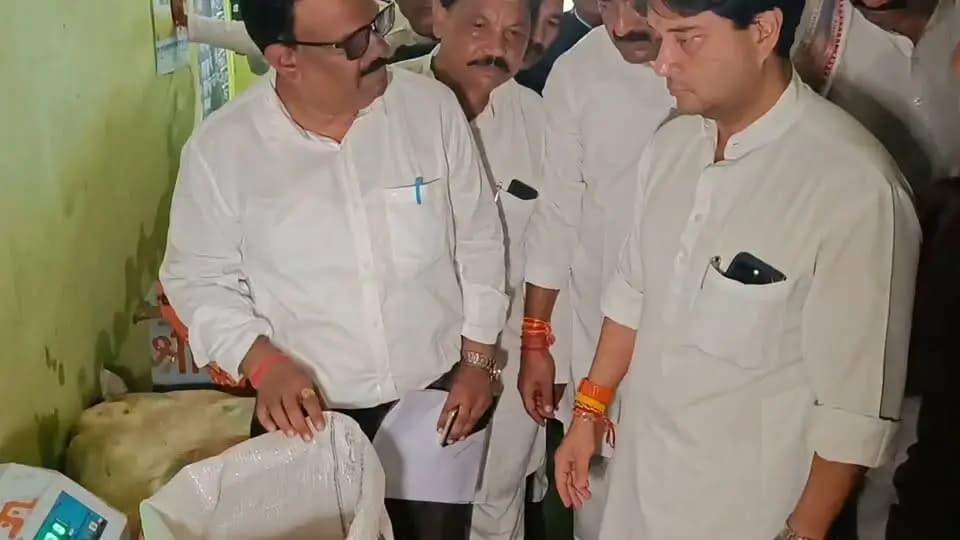⏩ #गुना - केंद्रीय मंत्री श्री Jyotiraditya M Scindia ने शासकीय उचित मूल्य दुकान बरखेड़ा गिर्द
का निरीक्षण किया। इस दौरान खाद्य मंत्री एवं गुना जिला प्रभारी मंत्री श्री Govind Singh Rajput भी उपस्थित रहे।
#JanVishwasAbhiyan2026 #हर_शुक्रवार_जनता_के_नाम CM Madhya Pradesh Dr Mohan Yadav Jansampark Madhya Pradesh Gwalior Commissioner Department of Food, Civil Supplies & Protection - Madhya Pradesh