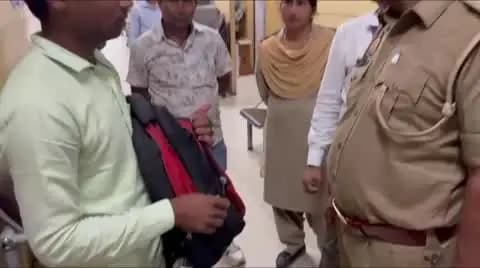 कासगंज: कासगंज SBI बैंक में युवक के बैग से ₹1 लाख चोरी का आरोप, पुलिस कर रही है CCTV फुटेज की जांच