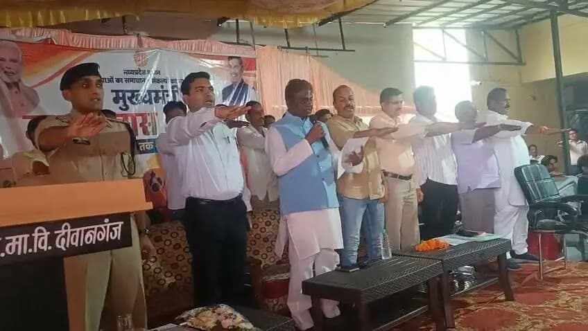मुख्यमंत्री जन-विश्वास अभियान के तहत सांची विकासखण्ड के दीवानगंज में आयोजित शिविर में सांची विधायक Dr Prabhuram Choudhary द्वारा उपस्थित स्थानीय जनप्रतिनिधियों, अधिकारियों-कर्मचारियों और ग्रामीणों को अपने घर, आसपड़ोस, गांव-शहर को स्वच्छ बनाए रखने का संकल्प दिलाया गया।
#Raisen Jansampark Madhya Pradesh JDjansampark Bhopal Collector Office Raisen