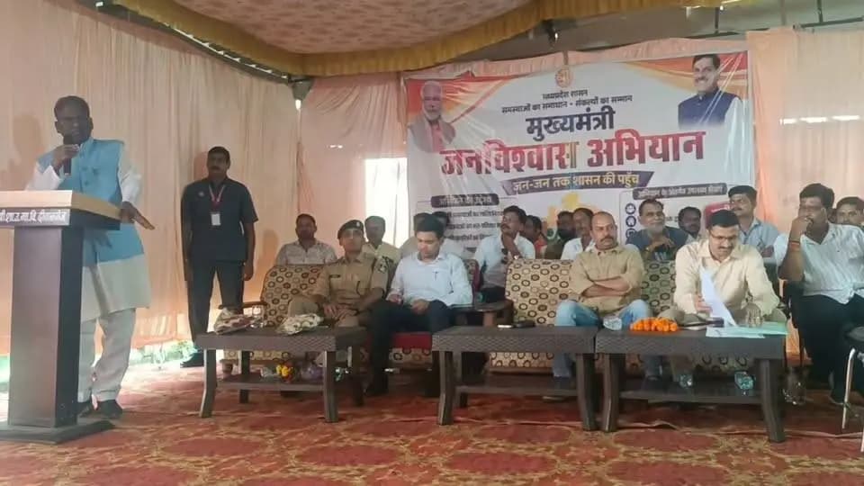 मुख्यमंत्री जन-विश्वास अभियान के तहत आज सांची विकासखण्ड के दीवानगंज में आयोजित शिविर में सांची विधायक Dr Prabhuram Choudhary द्वारा उपस्थित ग्रामीणों को संबोधित कर मुख्यमंत्री जन-विश्वास अभियान के उद्देश्य और सरकार की योजनाओं के बारे में बताया गया।
#Raisen Jansampark Madhya Pradesh JDjansampark Bhopal Collector Office Raisen