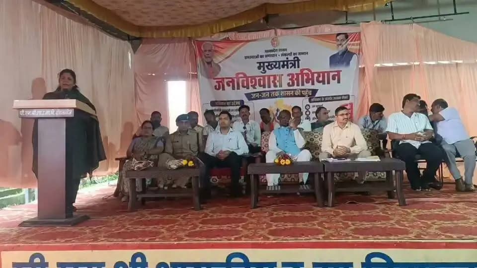 मुख्यमंत्री जन-विश्वास अभियान के तहत सांची विकासखण्ड के दीवानगंज में आयोजित शिविर में महिला बाल विकास विभाग के अधिकारी द्वारा ग्रामीणों को विभागीय गतिविधियों, मातृ-शिशु स्वास्थ्य तथा पोषण आहार के बारे में जानकारी दी गई।
#Raisen Jansampark Madhya Pradesh JDjansampark Bhopal Collector Office Raisen