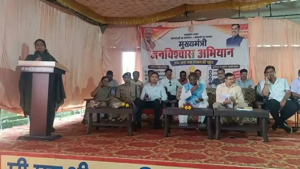 मुख्यमंत्री जन-विश्वास अभियान के तहत सांची विकासखण्ड के दीवानगंज में आयोजित शिविर में महिला बाल विकास विभाग के अधिकारी द्वारा ग्रामीणों को विभागीय गतिविधियों, मातृ-शिशु स्वास्थ्य तथा पोषण आहार के बारे में जानकारी दी गई।
#Raisen Jansampark Madhya Pradesh JDjansampark Bhopal Collector Office Raisen Department Of Women Child Development, Madhya Pradesh