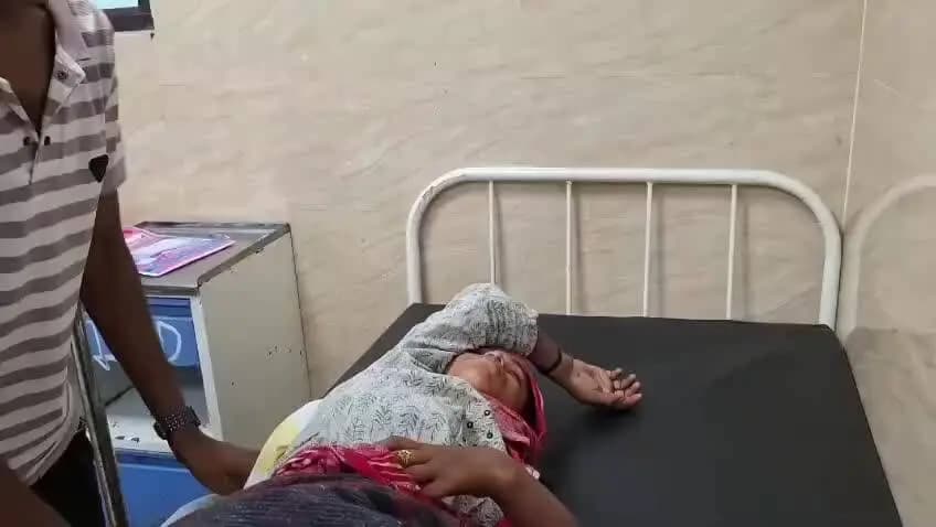 बाढ़: बाढ़ में सड़क किनारे मिली बेसहारा बच्ची, युवक ने अस्पताल पहुंचाया