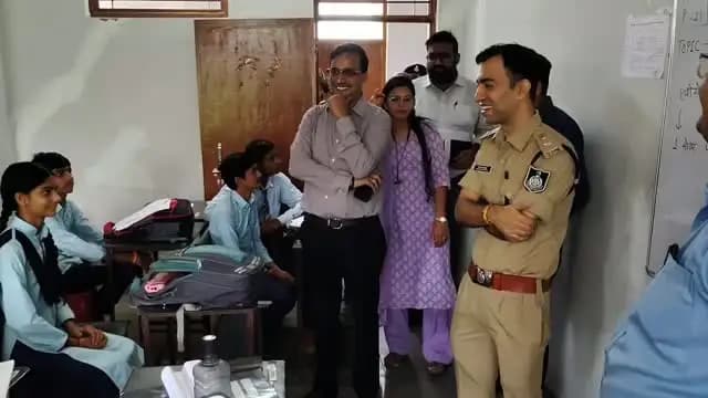 मुख्यमंत्री जन विश्वास अभियान के अंतर्गत कलेक्टर श्री अंशुल गुप्ता एवं पुलिस अधीक्षक श्री रोहित काशवानी ने पीएम श्री एकीकृत शा.उ.मा. विद्यालय सतपाड़ा सराय का निरीक्षण किया। इस दौरान पुलिस अधीक्षक श्री रोहित काशवानी ने विद्यार्थियों को साइबर फ्रॉड से बचाव के उपाय बताए और सुरक्षित डिजिटल व्यवहार के प्रति जागरूक किया। #मुख्यमंत्री_जनविश्वास_अभियान #CyberAwareness #CyberSafety #Vidisha Vidisha Police