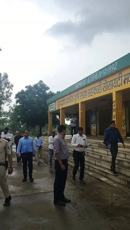मुख्यमंत्री जन विश्वास अभियान के अंतर्गत कलेक्टर श्री अंशुल गुप्ता ने आज बहुउद्देशीय प्राथमिक कृषि साख सहकारी सोसायटी (बी-पैक्स) धमनोदा का निरीक्षण किया। #मुख्यमंत्री_जनविश्वास_अभियान