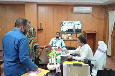 चौपारण: जनता दरबार में एथलीटों ने मांगा बेहतर ट्रैक, DC ने गांधी मैदान-संत कोलंबस में सिंथेटिक ट्रैक का दिया आश्वासन