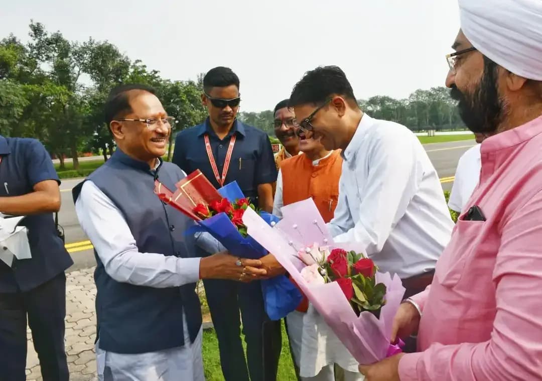 रायगढ़ पहुंचने पर मुख्यमंत्री श्री विष्णुदेव साय का हुआ भव्य स्वागत
मुख्यमंत्री श्री विष्णुदेव साय के रायगढ़ आगमन पर हेलीपेड में जनप्रतिनिधियों एवं गणमान्य नागरिकों ने पुष्पगुच्छ भेंटकर उनका आत्मीय स्वागत किया। इस अवसर पर वित्त मंत्री श्री ओ.पी. चौधरी, राज्यसभा सांसद श्री देवेंद्र प्रताप सिंह, महापौर श्री जीवर्धन चौहान, श्री गुरूपाल भल्ला, श्री सुभाष पाण्डेय, श्री जगन्नाथ पाणिग्राही, कलेक्टर श्री मयंक चतुर्वेदी सहित अन्य जनप्रतिनिधि उपस्थित रहे।
#VishnuBhaiya