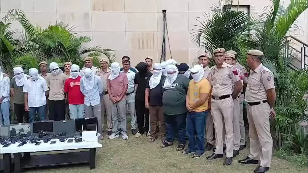 नजफगढ़: दिल्ली में अवैध इंटरनेशनल कॉल सेंटर का भंडाफोड़, 23 आरोपी पकड़े गए