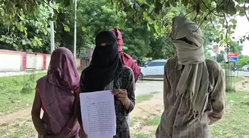 महोबा: शहर कोतवाली क्षेत्र के एक गांव में दलित युवती से तमंचे के बल पर दुष्कर्म का आरोप, चार दिन बाद भी FIR नहीं दर्ज