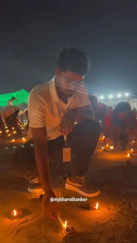 🪔🇮🇳 सेवा संकल्प अभियान | आशीर्वाद का दिया कार्यक्रम 🇮🇳🪔
भारत के यशस्वी प्रधानमंत्री श्री नरेंद्र मोदी जी के जन्मदिवस के अवसर पर सेवा संकल्प अभियान के प्रथम चरण के अंतर्गत कांकेर के नरहरदेव मैदान में जिला प्रशासन द्वारा “आशीर्वाद का दिया” कार्यक्रम आयोजित किया गया।
इस कार्यक्रम में मेरा युवा भारत (MY Bharat) कांकेर के स्वयंसेवकों ने सक्रिय सहभागिता निभाते हुए दीप जलाकर अपनी उपस्थिति दर्ज कराई और सेवा एवं समाज के प्रति अपने संकल्प को मजबूत किया। 🪔✨
एक दिया सेवा का, एक संकल्प समाज के नाम। 🇮🇳❤️
#MYBharatKanker #SevaSankalpAbhiyan #AshirwadKaDiya #MeraYuvaBharat #Kanker