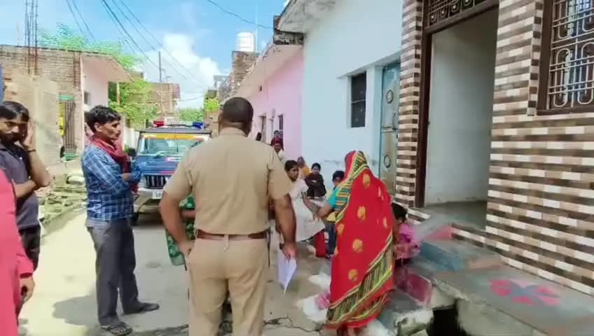 मऊरानीपुर: पति की मौत के बाद ससुराल ने ठुकराया, 5 साल की बेटी संग मऊरानीपुर में दरवाजे पर धरने पर बैठी महिला