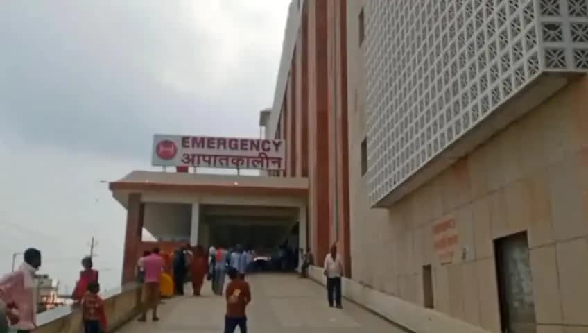 दरभंगा: पुलिस पिटाई के आरोप पर घायल अजय पासवान ने DMCH में सुनाई आपबीती, अधीक्षक ने जाना हाल
