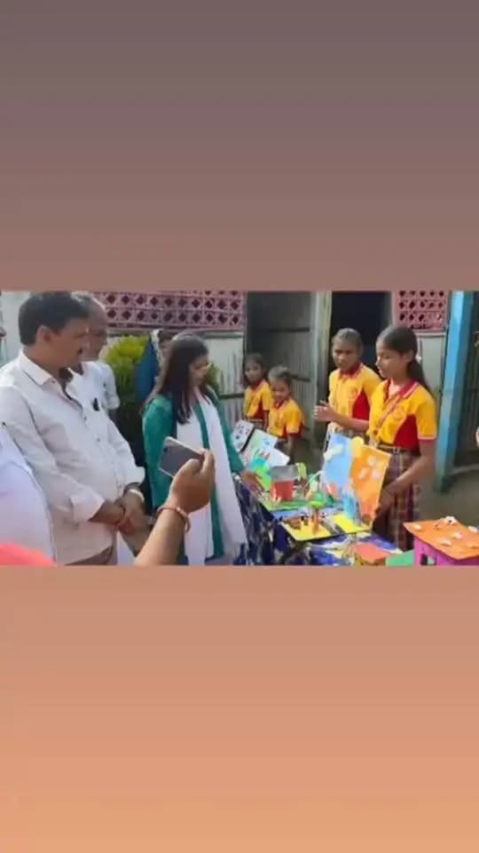नगर पंचायत मीरगंज में 'स्वच्छता ही सेवा' अभियान के तहत पेंटिंग प्रतियोगिता का आयोजन, छात्रों एवं शिक्षकों ने ली स्वच्छता की शपथ
दिनांक 18 सितंबर 2026 को नगर पंचायत मीरगंज में 'स्वच्छता ही सेवा' अभियान के अंतर्गत एक विशेष कार्यक्रम का आयोजन किया गया।
इस दौरान स्थानीय विद्यालय में छात्रों के लिए स्वच्छता थीम पर आधारित पेंटिंग प्रतियोगिता आयोजित की गई, जिसमें बच्चों ने अपनी कला और रचनात्मकता के माध्यम से स्वच्छता का संदेश दिया।
कार्यक्रम के दौरान उपस्थित छात्रों, शिक्षकों एवं अन्य नागरिकों को स्वच्छता के प्रति जागरूक किया गया तथा अपने आसपास के वातावरण को साफ-सुथरा रखने की शपथ दिलाई गई।
इस अवसर पर नगर कार्यपालक पदाधिकारी दीपा कुमारी, उप मुख्य पार्षद श्री जय प्रकाश पासवान, वार्ड पार्षद बिट्टू जी, जूली देवी, अनिल चौधरी जी तथा सफाई निरीक्षक राहुल आलम सहित नगर पंचायत के अन्य कर्मी एवं शिक्षकगण मुख्य रूप से मौजूद थे।
कार्यक्रम को संबोधित क