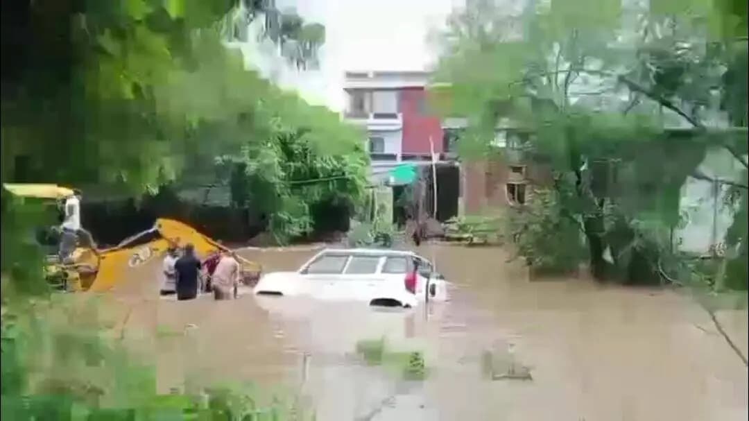 प्रतापगढ़: प्रतापगढ़ जिले में बारिश से जलभराव, कॉलोनियों से गांवों तक आवागमन प्रभावित