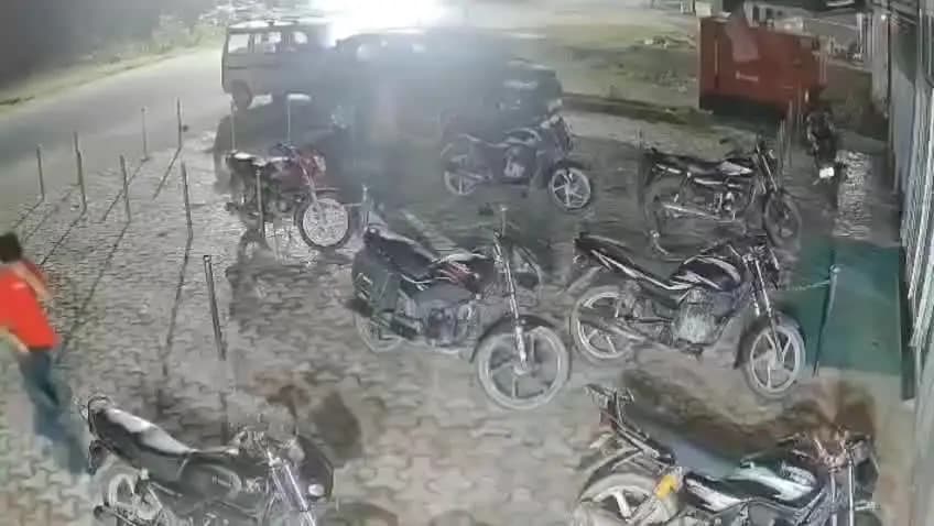 बहेड़ी: नगर के नैनीताल रोड स्थित सहर हॉस्पिटल के सामने अज्ञात ऑटो लिफ्टर ने दो बाइक की चोरी की, घटना सीसीटीवी कैमरे में कैद