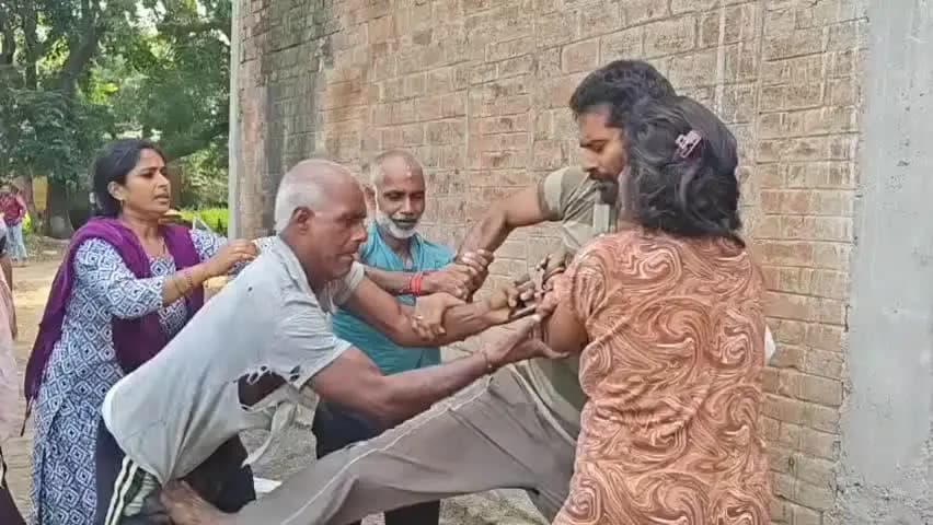सिकंदरा: निन्हौरा गांव में कूड़ा डालने को लेकर दो पक्ष भिड़े, जमकर मारपीट का वीडियो आया सामने, पुलिस जांच में जुटी