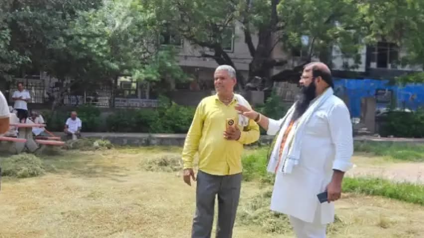 वार्ड 49 के पार्कों में घास कटाई और सफाई अभियान, स्वच्छ वातावरण देने पर जोर