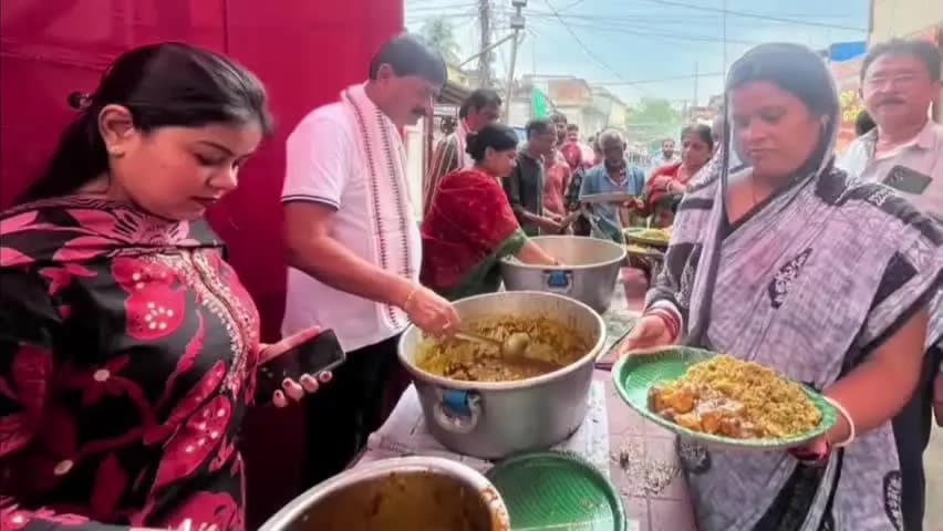 ବାରିପଦା ସଦର: ବାରିପଦା ପୁରୁଣାହାଟ ସାହି ଗଣେଶ ପୂଜାର ପ୍ରସାଦ ବଣ୍ଟନ କାର୍ଯ୍ୟକ୍ରମରେ ଯୋଗଦେଲେ ବାରିପଦା ନଗରପାଳ କୃଷ୍ଣାନନ୍ଦ ମହାନ୍ତି