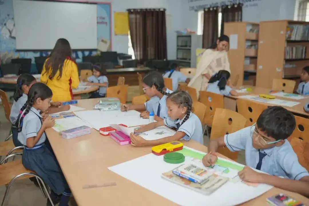 ‘सेवा संकल्प अभियान’ के अंतर्गत आज जिले के सभी शासकीय एवं अशासकीय विद्यालयों सहित केंद्रीय विद्यालय, संयुक्त एकलव्य विद्यालय एवं प्रयास विद्यालयों में चित्रकला प्रतियोगिता का आयोजन किया गया।
प्रतियोगिता में जिलेभर के विद्यार्थियों ने उत्साह और उमंग के साथ सहभागिता निभाई। विद्यालयों में सुबह से ही प्रतियोगिता को लेकर विद्यार्थियों में खासा उत्साह देखने को मिला।
#SevaSankalpAbhiyan
#सेवा_संकल्प_अभियान
#KorbaDistrict
#Chhattisgarh