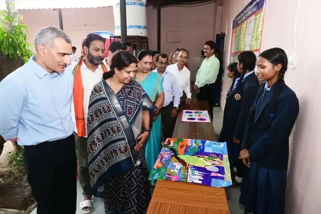 बच्चों की कल्पना में सजा विकसित भारत का सपना ।
‘सेवा संकल्प अभियान’ के तहत ‘25 करोड़ बच्चों के सपनों का भारत’ पहल में पीएम श्री स्वामी आत्मानंद उत्कृष्ट हिंदी माध्यम विद्यालय, गरियाबंद में आयोजित रंगोली एवं चित्रकला प्रतियोगिता का सांसद श्रीमती रूपकुमारी चौधरी विधायक श्री रोहित साहू ,जिला पंचायत अध्यक्ष श्री गौरीशंकर कश्यप,कलेक्टर श्री रणबीर शर्मा सहित अतिथियों ने अवलोकन किया।
विद्यार्थियों ने अपनी रचनात्मकता के माध्यम से विकसित भारत, नई तकनीक एवं आर्टिफिशियल इंटेलिजेंस की कल्पनाओं को आकर्षक रूप में प्रस्तुत किया।
प्रतियोगिता के दृष्टिगत सर्वश्रेष्ठ रंगोली एवं चित्र कला के विजेताओं को पुरस्कृत भी किया।
#सेवा_संकल्प_अभियान #SevaSankalpAbhiyan #SevaSankalp #JanSeva #JanBhagidari ViksitChhattisgarh SevaSeVikas