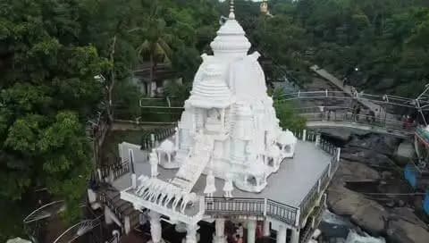 दीपों से जगमगाया जतमई धाम
सेवा संकल्प अभियान के अंतर्गत जनपद पंचायत छुरा के प्रसिद्ध पर्यटन एवं आस्था स्थल जतमई धाम में ‘आशीर्वाद का दीया’ कार्यक्रम का भव्य आयोजन किया गया।
इस अवसर पर 10 हजार दीप प्रज्वलित कर जतमई धाम को दीपों की रोशनी से आलोकित किया गया। श्रद्धा, सेवा और संकल्प के इस आयोजन ने पूरे परिसर को दिव्य एवं मनमोहक स्वरूप प्रदान किया।
#सेवा_संकल्प_अभियान #आशीर्वाद_का_दीया #AshirwadKaDiya #SevaSankalpAbhiyan #SevaSankalp #JanSeva #JanBhagidari #ViksitChhattisgarh #SevaSeVikas #CGkeAshirwadkaDiya #sevasankalpabhiyan #modiat25 #vishnubhaiya