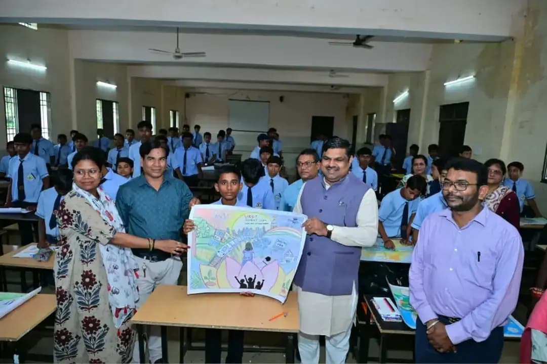 रंगों में दिखा विकसित भारत का सपना!
सेवा संकल्प अभियान के तहत पाटन के स्वामी आत्मानंद शासकीय उच्चतर माध्यमिक विद्यालय में ड्रॉइंग एवं रंगोली प्रतियोगिता आयोजित की गई। विद्यार्थियों ने अपनी रचनात्मकता के रंगों से विकसित भारत, शिक्षा, आत्मनिर्भरता, स्वच्छता, पर्यावरण और विज्ञान-तकनीक की सुंदर तस्वीर उकेरी।
स्कूल शिक्षा मंत्री श्री गजेन्द्र यादव ने विद्यार्थियों की कलाकृतियां देखकर उनका उत्साहवर्धन किया और कहा कि आज के विद्यार्थी ही कल के भारत का नेतृत्व करेंगे।
बच्चों की कल्पना में दिखा—विकसित भारत का उज्ज्वल भविष्य। 🇮🇳✨
#सेवा_संकल्प_अभियान #विकसित_भारत #गजेन्द्र_यादव #Durg #StudentTalent