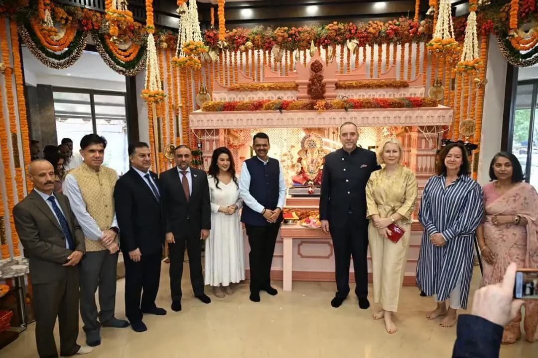 मुंबई उपनगर: मुख्यमंत्री देवेंद्र फडणवीस यांनी विविध देशांच्या महावाणिज्यदूतांसोबत श्री गणेशाची पूजा केली