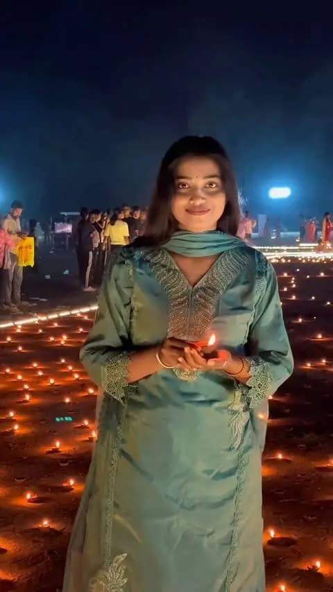 जगमगाते दीयों की ये कतारें सिर्फ रोशनी नहीं, बल्कि पूरे छत्तीसगढ़ के अटूट विश्वास और विकास का प्रतीक हैं। 🪔
विष्णु भैया के नेतृत्व में प्रदेश का हर कोना आज एक नई ऊर्जा और उम्मीद से रोशन हो रहा है। आज का यह ‘आशीर्वाद का दिया’ प्रदेश की खुशहाली और निरंतर प्रगति के नाम। देश के यशस्वी प्रधानमंत्री श्री नरेंद्र मोदी जी को जन्मदिन की अनंत शुभकामनाएँ।
#ChhattisgarhRising #VishnuDeoSai #AashirwadKaDiya #NarendraModiBirthday #ViksitChhattisgarh