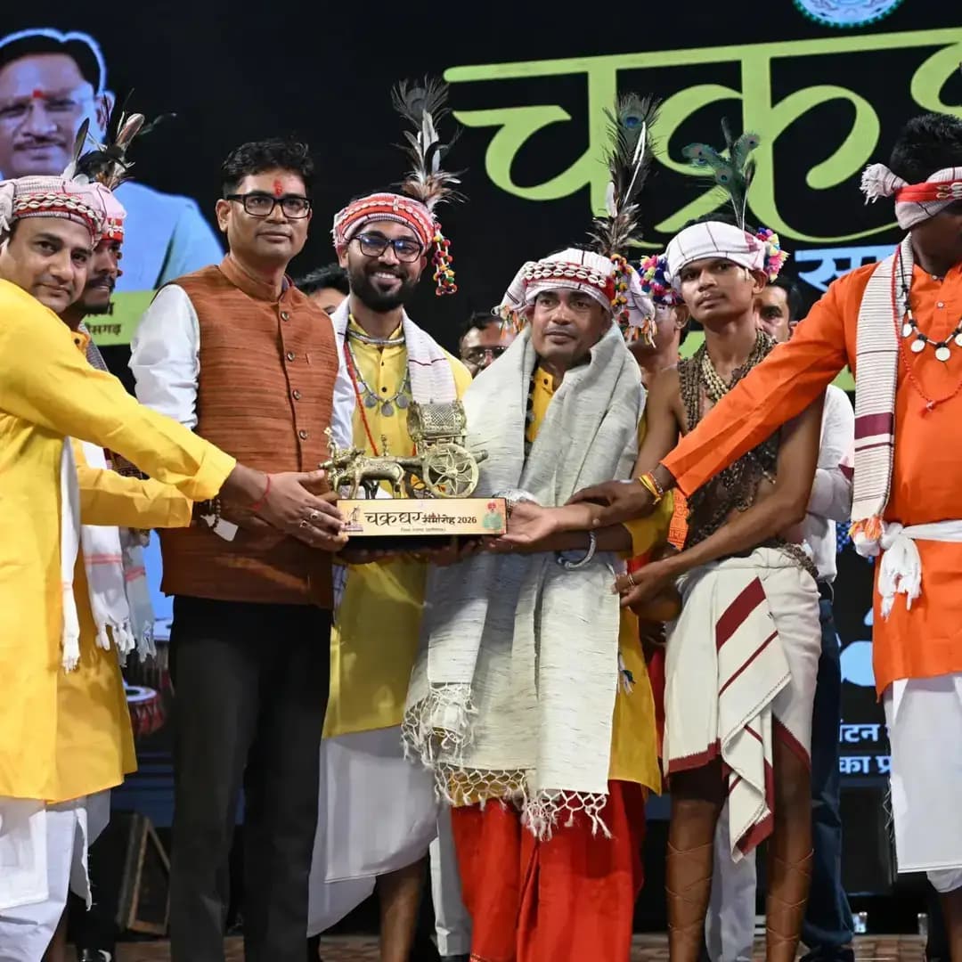 रायगढ़, छत्तीसगढ़ चक्रधर समारोह में 'बादल' आसना ने बिखेरी बस्तर की लोक संस्कृति की छटा
गौर सिंग और धुरवा मंडई लोकनृत्य ने दर्शकों को कराया बस्तर की समृद्ध परंपराओं से रूबरू
#41chakradharsamaroh #chakradharsamaroh2026
#raigarh #bastar#faizofficial1997