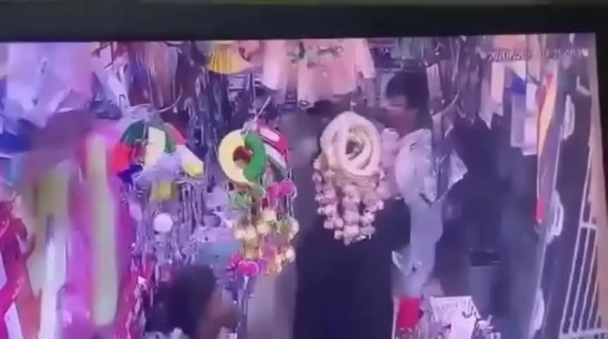 कौंच: तीतरा खलीलपुर गांव में जनरल स्टोर में घुसकर तोड़फोड़ और मारपीट के आरोप में 3 लोग, घटना CCTV में कैद