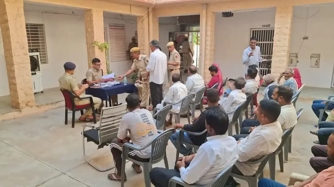 महानिदेशक पुलिस, राजस्थान जयपुर के निर्देशानुसार आमजन की शिकायतों के त्वरित समाधान, पारदर्शी, गुणवतापूर्ण एवं नागरिक-केन्द्रित निस्तारण के अनुरूप शिकायतों के निस्तारण हेतु श्री आशा राम चौधरी SP नागौर द्वारा आज थाना कोतवाली नागौर पर की गई जनसुनवाई। थाना कोतवाली नागौर क्षेत्र के परिवादियों की समस्यायें सुनी जाकर, इनके निस्तारण हेतु आवश्यक निर्देश दिये गये।
@IgpAjmer
@PoliceRajasthan