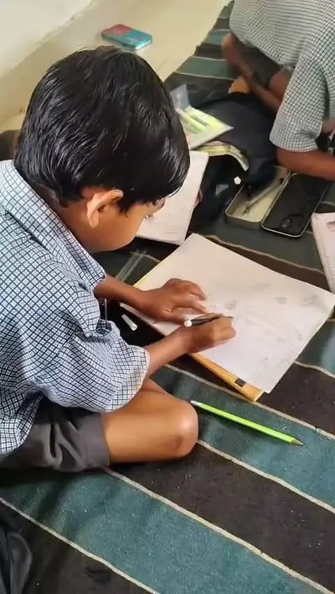 रंगों में सजा विकसित भारत का सपना!l
संकुल केंद्र खोरमा में चित्रकला के माध्यम से विद्यार्थियों ने अपने सपनों के भारत की सुंदर कल्पनाओं को रंगों में उकेरा।
#सेवा_संकल्प_अभियान #SevaSankalpAbhiyan #SevaSankalp #JanSeva #JanBhagidari
@chhattisgarhcmo
@dpr.chhattisgarh