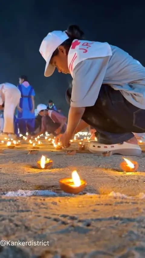 सेवा संकल्प अभियान के तहत कांकेर के पीएमश्री शासकीय नरहरदेव उच्चतर माध्यमिक विद्यालय मैदान में भारत के मानचित्र पर एक साथ 51 हजार दीप प्रज्वलित किए गए।
दीयों से जगमगाता भारत का मानचित्र देशभक्ति, जनभागीदारी और उत्साह का प्रतीक बना। मुख्य अतिथि श्री विक्रम देव उसेंडी एवं विधायक कांकेर श्री आशाराम नेताम की उपस्थिति में आयोजित कार्यक्रम में जनप्रतिनिधियों, अधिकारियों, विद्यार्थियों और नागरिकों ने सहभागिता की।
✨ जिलेभर में आयोजित ‘आशीर्वाद का दीया’ कार्यक्रम के माध्यम से प्रधानमंत्री श्री नरेन्द्र मोदी के स्वस्थ एवं दीर्घायु जीवन तथा देश की निरंतर प्रगति की कामना की गई।
🇮🇳 दीयों की रोशनी से जगमगाया कांकेर, जनभागीदारी से साकार हुआ सेवा का संकल्प।
#सेवा_संकल्प_अभियान #SevaSankalpAbhiyan #आशीर्वाद_का_दीया #AshirwadKaDiya