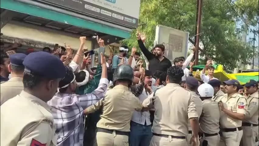 सागर नगर: सागर में करणी सेना के ओकेंद्र राणा के पहुंचने पर मोतीनगर चौराहे पर बवाल, पुलिस ने लाठीचार्ज कर हिरासत में लिया