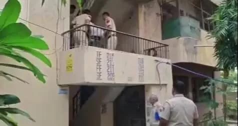 नरेला: नरेला में दिल्ली पुलिस के हेड कांस्टेबल मोनू और पत्नी की संदिग्ध मौत