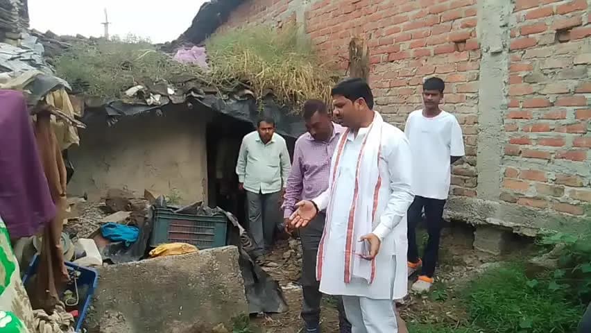 बबेरू: बबेरू का वायरल वीडियो के बाद जिला पंचायत अध्यक्ष ने जर्जर मकान का लिया जायजा, अधिकारियों को दिए निर्देश