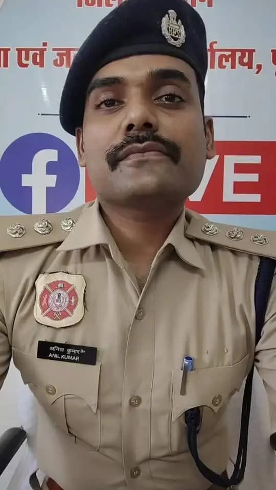 श्री अनिल कुमार, जिला अग्निशमन पदाधिकारी, पूर्णिया द्वारा जिला प्रशासन, पूर्णिया के फेसबुक लाइव के माध्यम से अग्निशमन विभाग पर संचालित विभिन्न योजनाओं की जानकारी दी जा रही है।