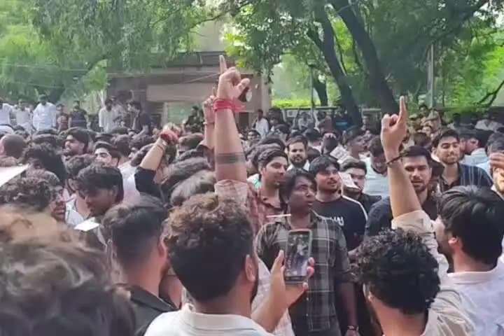 करोल बाग: DUSU चुनाव परिणाम 2026: NSUI का नहीं खुला खाता, तीन सीटों पर ABVP की जीत