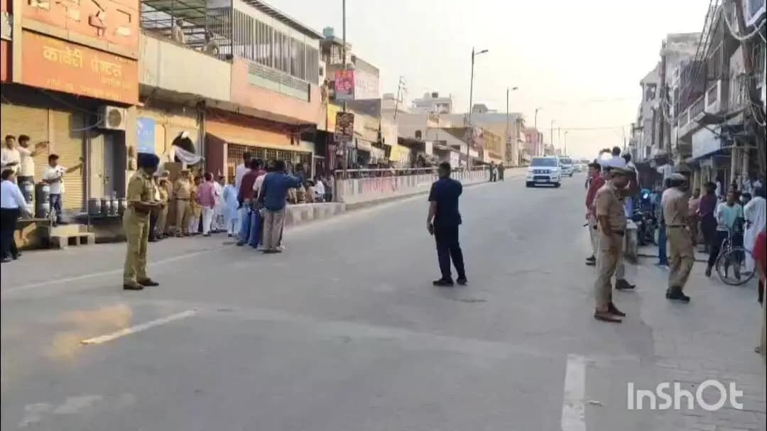 धौलाना: पिलखुआ में लज्जारानी गर्ग के निधन पर शोक व्यक्त करने पहुंचे डिप्टी CM केशव प्रसाद मौर्य, पुलिस ने किए कड़े इंतजाम