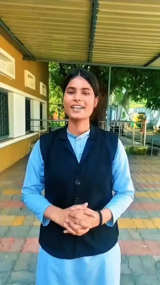 विदिशा की सशक्त वाहिनी की बालिकाओं ने प्रधानमंत्री श्री नरेंद्र मोदी जी को जन्मदिन की शुभकामनाएं दी। बेटी बचाओ, बेटी पढ़ाओ योजना अंतर्गत संचालित सशक्त वाहिनी की निःशुल्क कक्षाओं के माध्यम से बालिकाएँ प्रतियोगी परीक्षाओं की तैयारी कर अपने सपनों को साकार करने की दिशा में निरंतर आगे बढ़ रही हैं।
इन निःशुल्क कक्षाओं के माध्यम से बालिकाओं को अध्ययन सामग्री, मार्गदर्शन एवं प्रतियोगी परीक्षाओं की तैयारी का अवसर मिल रहा है, जिससे उनमें आत्मविश्वास और आत्मनिर्भरता की भावना मजबूत हो रही है। इसी अवसर पर विदिशा की सशक्त वाहिनी की बालिकाओं ने प्रधानमंत्री श्री नरेंद्र मोदी जी को जन्मदिन की शुभकामनाएँ प्रेषित की हैं। #vidisha