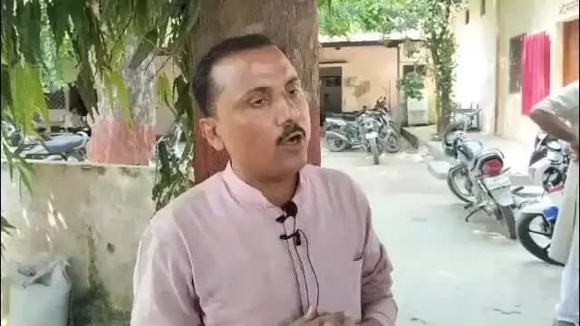 शामली: शामली में पिटाई के बाद थाने पहुंचे सभासद ने चेयरमैन पर लोगों को भड़काने का लगाया आरोप