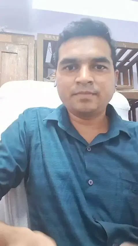 सेवा संकल्प अभियान
// कहानी बदलाव की //
पिछड़ा वर्ग सिविल सेवा प्रोत्साहन योजना बनी सफलता का आधार
आगर के मधुसूदन बैरागी बने वाणिज्य कर निरीक्षक
आगर-मालवा, 19 सितम्बर 2026 / शासन द्वारा संचालित योजनाएं युवाओं के सपनों को नई उड़ान दे रही हैं। जिले के युवा श्री मधुसूदन बैरागी की सफलता इसकी मिसाल है।
आगर-मालवा जिले के निवासी मधुसूदन बैरागी ने राज्य शासन द्वारा संचालित पिछड़ा वर्ग सिविल सेवा प्रोत्साहन योजना का लाभ लेकर अपनी मेहनत और लगन से मध्यप्रदेश लोक सेवा आयोग (MPPSC) की परीक्षा उत्तीर्ण की। वर्तमान में वे वाणिज्य कर विभाग में निरीक्षक के पद पर पदस्थ हैं।
श्री मधुसूदन बताते हैं कि सिविल सेवा की तैयारी के दौरान आर्थिक संसाधनों की कमी एक बड़ी चुनौती थी। ऐसे समय में पिछड़ा वर्ग कल्याण विभाग की सिविल सेवा प्रोत्साहन योजना के तहत मिली आर्थिक सहायता ने उन्हें संबल प्रदान किया। इस सहायता से उन्होंने निश्चिंत होकर अपनी तैयारी जारी रखी और सफलता प्राप्त की।
उन्होंने कहा कि यह योजना पिछड़े वर्ग के उन युवाओं के लिए वरदान है जो सिविल सेवा में जाना चाहते हैं लेकिन आर्थिक कारणों से पीछे रह जाते हैं।
श्री मधुसूदन की यह कहानी सिद्ध करती है कि शासन की सही योजना और युवा के संकल्प से असंभव लक्ष्य भी प्राप्त किया जा सकता है।
#सेवा_संकल्प_अभियान #SevaSankalpAbhiyan
#agarmalwa
CM Madhya Pradesh
Jansampark Madhya Pradesh