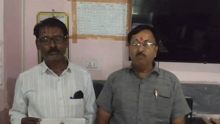 ➡️ सागर जिले में 'मुख्यमंत्री स्वामित्व योजना' की पहली बड़ी सफलता!🎉
राहतगढ़ के ग्राम किशनपुर निवासी बबलू चढ़ार जी को मिली जिले की पहली निशुल्क रजिस्ट्री। 📄✨
17 सितंबर को इंदौर में माननीय सीएम @DrMohanYadav51 जी के हाथों मिला संपत्ति का मालिकाना हक। अब बच्चों की उच्च शिक्षा, व्यवसाय और कृषि के लिए बैंक लोन लेना होगा आसान। 🌾🏦
इस सौगात से पूरे परिवार में खुशी की लहर है। बबलू जी ने माननीय प्रधानमंत्री, माननीय मुख्यमंत्री और सागर कलेक्टर का हृदय से आभार जताया है। साथ ही, ग्राम पंचायत के सरपंच ने भी पूरी पंचायत की ओर से इस सौगात के लिए आभार व्यक्त किया है।
#jansamparkMP #sagar