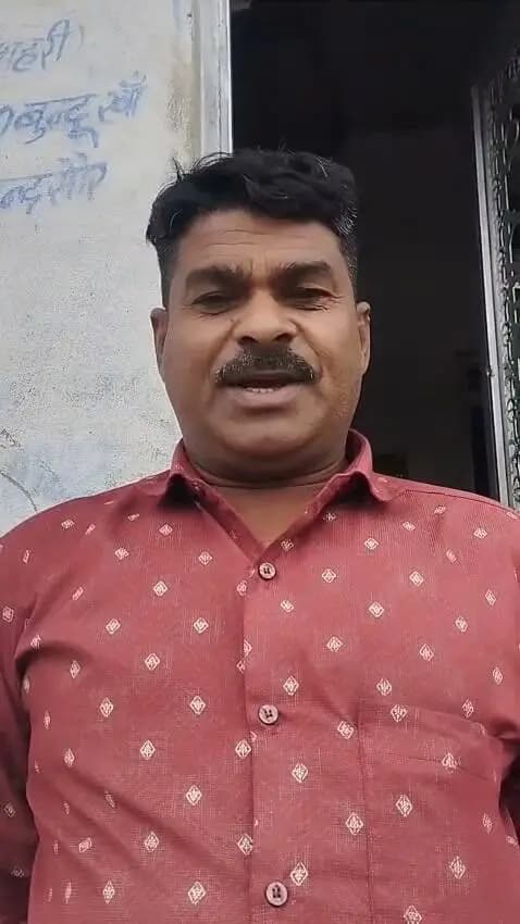 #कहानी_बदलाव_की
प्रधानमंत्री आवास योजना के की बदौलत पक्का मकान मिलने से खुश हैं आरिफ खान
मंदसौर जिले के मल्हारगढ़ के रहने वाले आरिफ खान अब बहुत खुश है पहले आरिफ कच्चे मकान में रहते थे लेकिन अब प्रधानमंत्री आवास योजना से मिले पक्के मकान में रह रहे हैं l
हाल ही में वर्ष 2026 27 में आरिफ को प्रधानमंत्री आवास योजना शहरी की बदौलत पक्का आवास मिल गया है मजदूरी करने वाले आरिफ बहुत खुश हैं वे बताते हैं कि आर्थिक परेशानी के कारण पक्का मकान बनाने में असमर्थ थे लेकिन नगर पालिका ने उनका नाम प्रधानमंत्री शहरी आवास योजना के हितग्राहियों की सूची में शामिल किया प्रधानमंत्री श्री नरेंद्र मोदी की योजना की बदौलत अब वह अपने परिवार के साथ मल्हारगढ़ के वार्ड नंबर 2 में खुशी-खुशी अपने पक्के मकान में रह रहे हैं जिससे उन्हें मौसम की मार और अन्य परेशानियों से मुक्ति मिल गई है इसके लिए आरिफ प्रधानमंत्री से नरेंद्र मोदी को धन्यवाद देते हैं l
#सेवा_संकल्प_अभियान
#मंदसौर
#Mandsaur